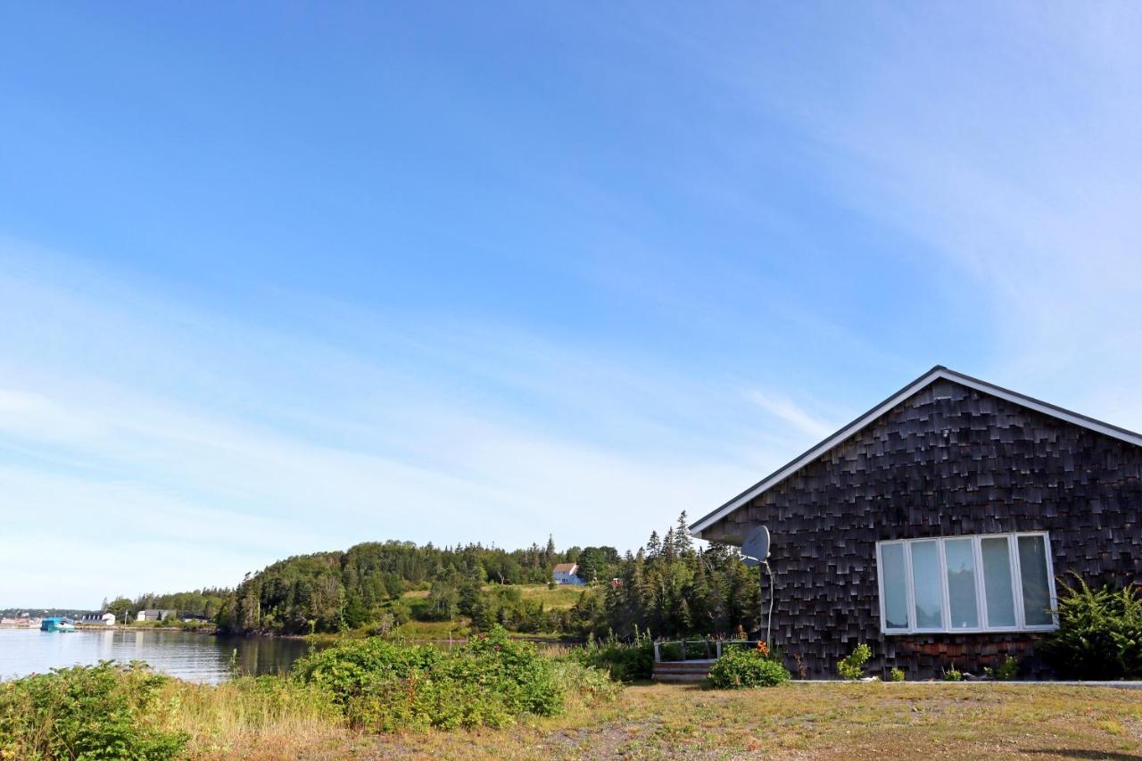 Friars Bay Inn&Cottages Welshpool Exteriör bild
