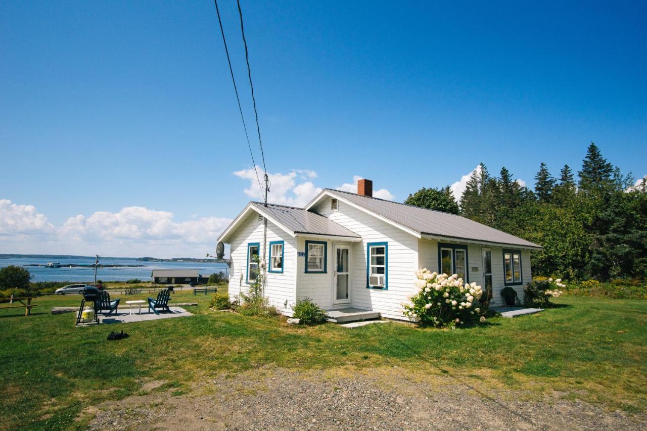 Friars Bay Inn&Cottages Welshpool Exteriör bild
