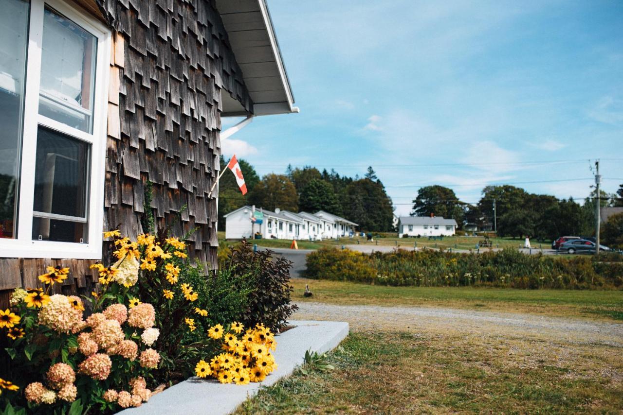 Friars Bay Inn&Cottages Welshpool Exteriör bild