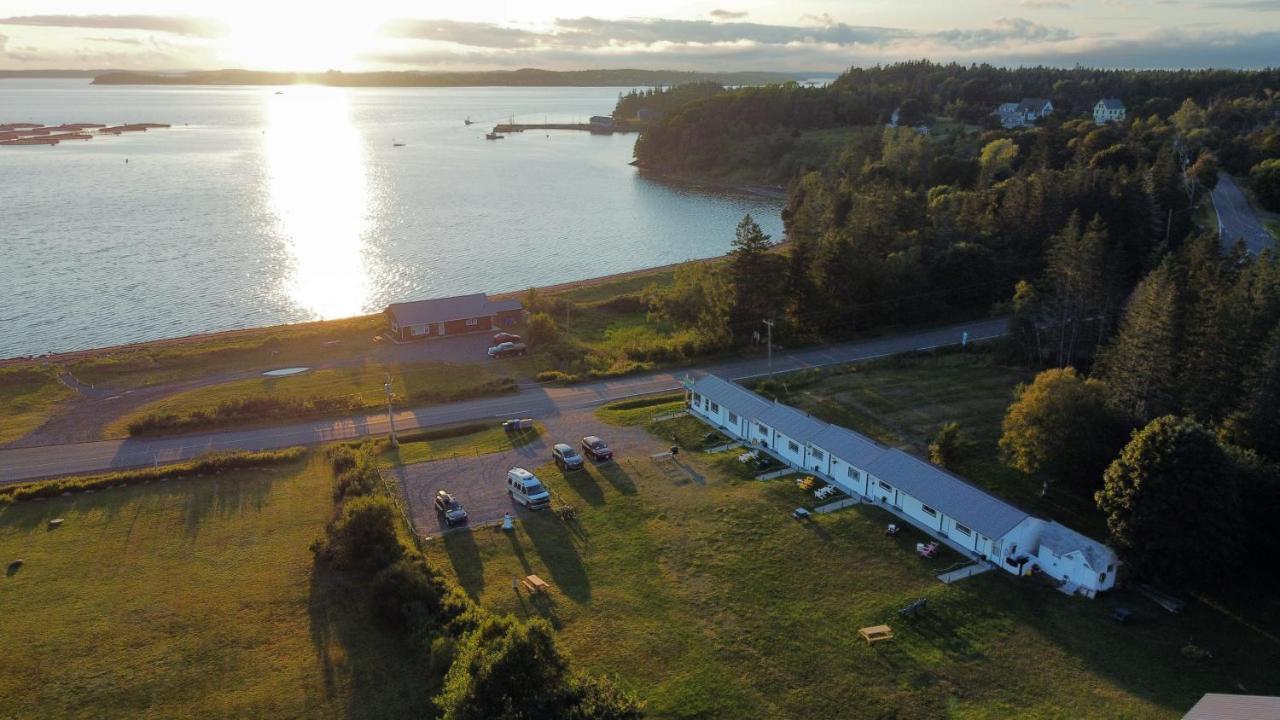 Friars Bay Inn&Cottages Welshpool Exteriör bild